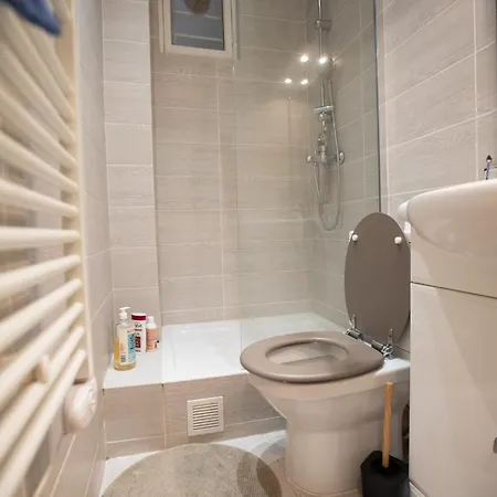 Hostnfly - Splendid Apt Batignolles * Parijs